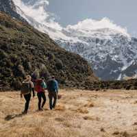 Walkers on their way to Lake Lucidus