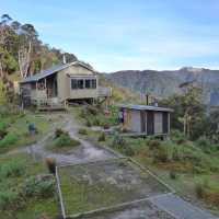 The Lyell Saddle Hut with sweeping views across the ranges | Janet Oldham