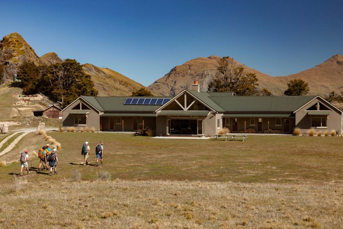 Walkers arriving at Moonlight Lodge for the night |  <i>Colin Monteath</i>